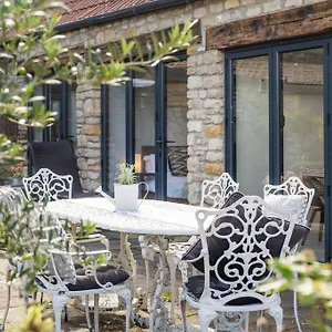 Beautiful One-bed Countryside Retreat In Apartment